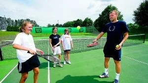 Gamle storspelaren Magnus Larsson besökte igår ungdomarna på Sports Camp. Han berättar att han är väldigt bekymrad för framtiden i svensk tennis. Här jonglerar han tillsammans med Ida Wiklund från Stockholm.
Foto: Niclas Sandberg