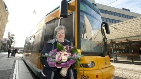 Elinor Fredriksson var bäst på att köra spårvagn i Norrköping under 2010. Hennes färdigheter prisades under torsdagen med blommor och medalj. Foto: Robert Svensson