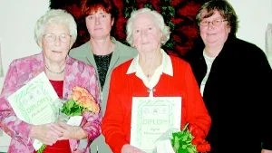 Foto: INGEMAR PETERSSON Elna Karlsson och Ingrid Hammarström har varit Loftahammars centerkvinnor trogna i alla 60 år som avdelningen funnits. Här tillsammans med dagens ordförande Eva Riedmüller och vice ordförande Britt Uhlin.