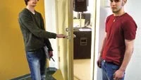 David Johansson och Andreas von Kern  är besvikna eftersom de inte längre
har tillgång till gymnasiets musiksalar på sin fritid. De känner sig
orättvist beskyllda för mikrofonstölder. Rektor Rolf Skogös målsättning är
ändå att problemet ska lösas och eleverna få använda sig av salarna igen.
Foto: MAGNUS GLANS