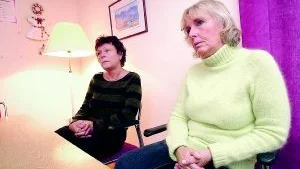 Foto:  ANDERS LILJEGREN Ulla-Britt-Svensson och Katarina Johansson arbetar på förskolan Björken och förbereder sig för de frågor och den oro som barnen kan komma att ge uttryck för när de återvänder till dagisgrupperna efter helgledigheterna.