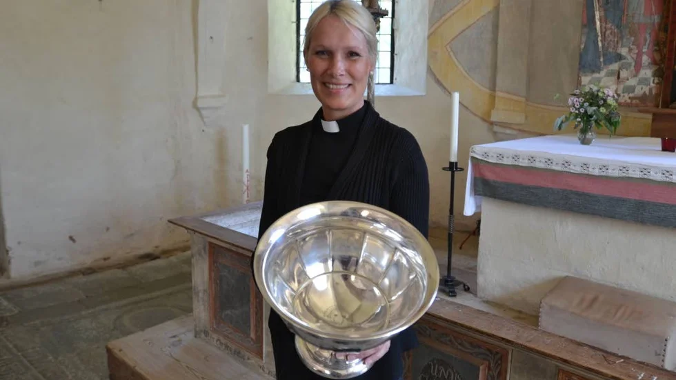 Står beredd. Komminister Margareta Ridderborg står beredd i S:ta Maria kyrka inför drop-in-dopet på lördag och visar upp en av de tre dopskålar som ska användas.