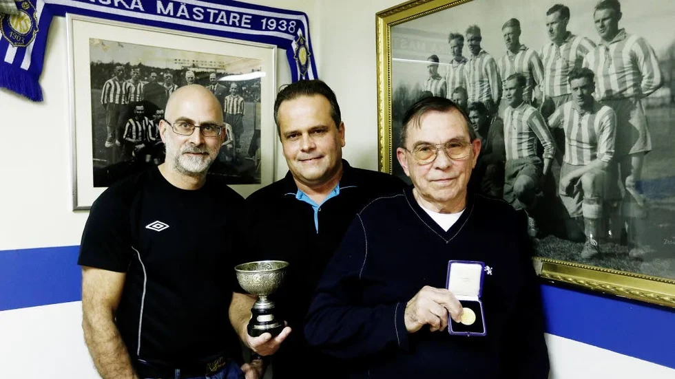 GULDMÖTE.  För 77 år sedan vann Sleipner hem SM-guld. För att beskriva detta har klubben startat en historieklubb. Fr.v. Bengt Karlsson och Bertil Ekström bjöd in sonen Lennart till SM-vinnaren Bernt Öhrström  som visar på guldlaget.