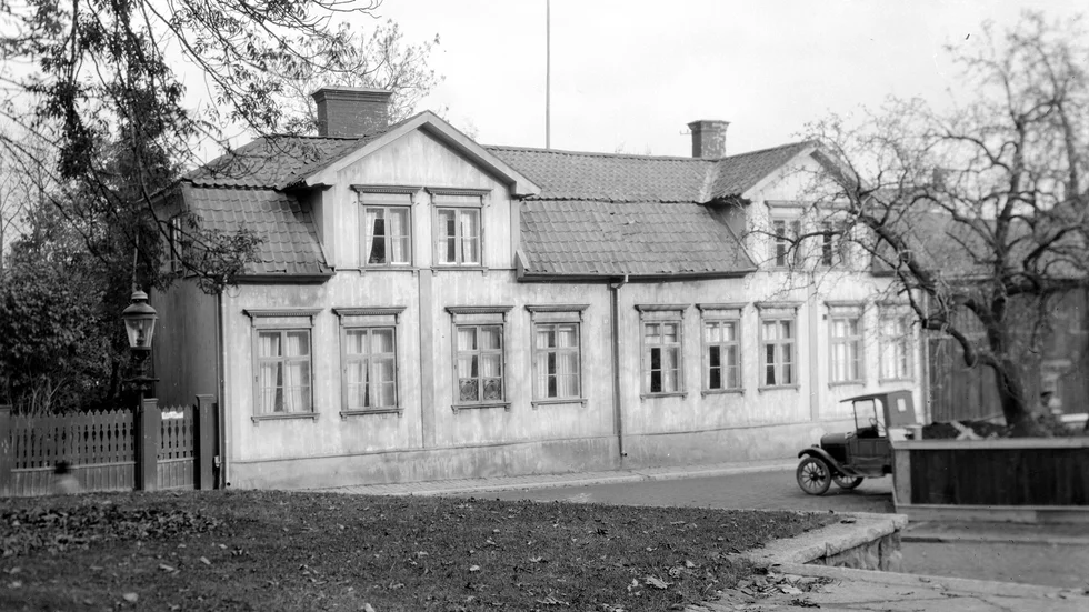 Sommaren 1930 köpte Folkets Husföreningen den Huitfeldtska gården på Ågatan 57. Den fungerade som Folkets Hus fram till 1950 när byggnaden plockades ned för att återuppföras i Gamla Linköping. Foto från 1929.