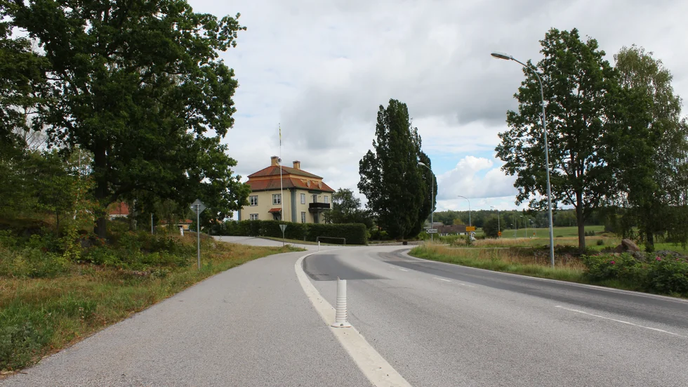 De flesta av stolparna i Blackstad är borta helt, men några är avbrutna.
