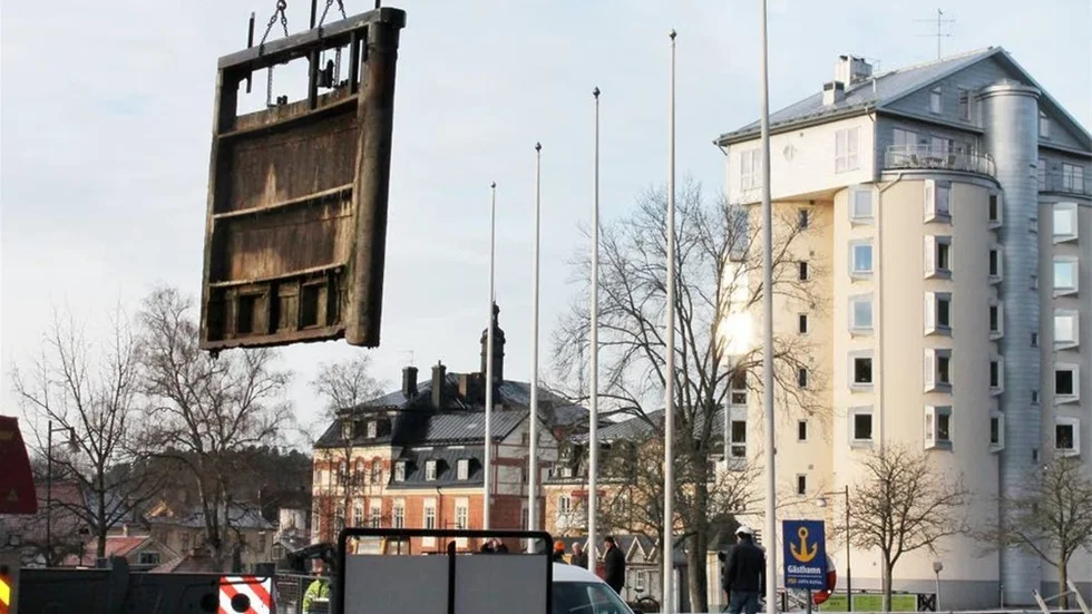Här har den nästan 200 år gamla slussporten i centrala Söderköping lyfts från kanalen, för att forslas bort och skrotas.