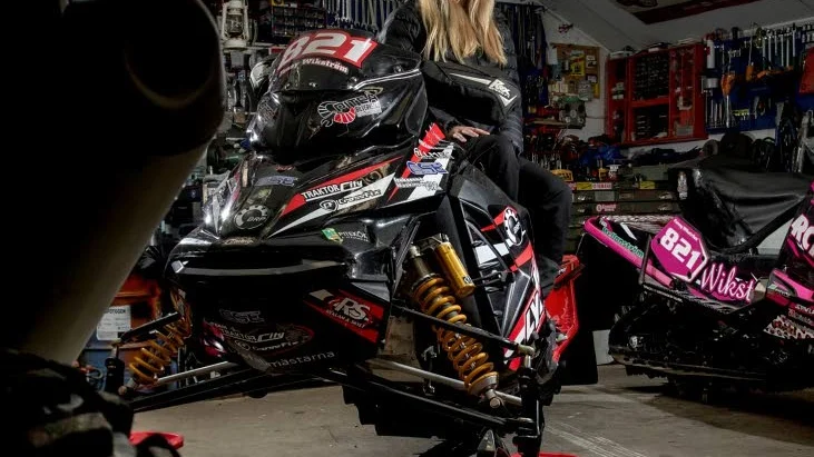 Motorintresse. Fanny Wikström började köra snöskoter 2010 och tre år senare började hon att tävla. Hon tävlar för klubbben Infjärdens racing.