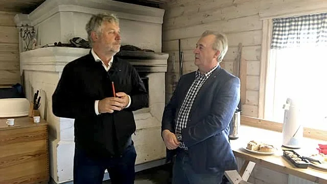 Statsråd. Peter Eriksson (Mp) och Sven-Erik Bucht (S) besökte Övermorjärv för att meddela att regeringen skjuter till ytterligare 850 miljoner kronor till bredbandsutbyggnad.