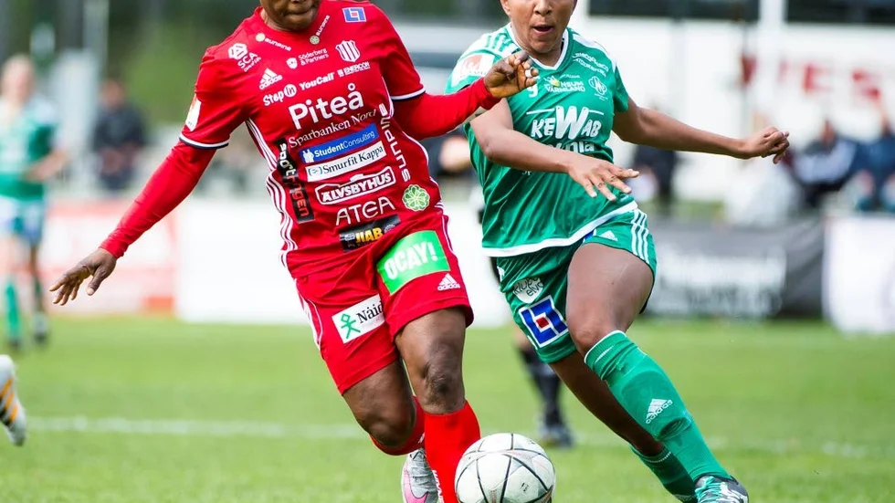 Madelen Janogy (till höger).