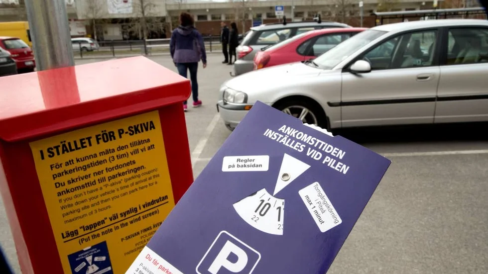 Parkering. P-skivan ska bort! Eller inte? Kommunalrådet Peter Roslund (S) tror inte att p-skivan försvinner helt, men kanske kombinerad med betalning för längre parkeringstid.