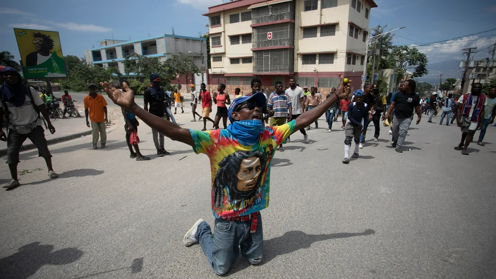 En demonstrant som kräver premiärministerns avgång i Haiti tidigare i veckan.
