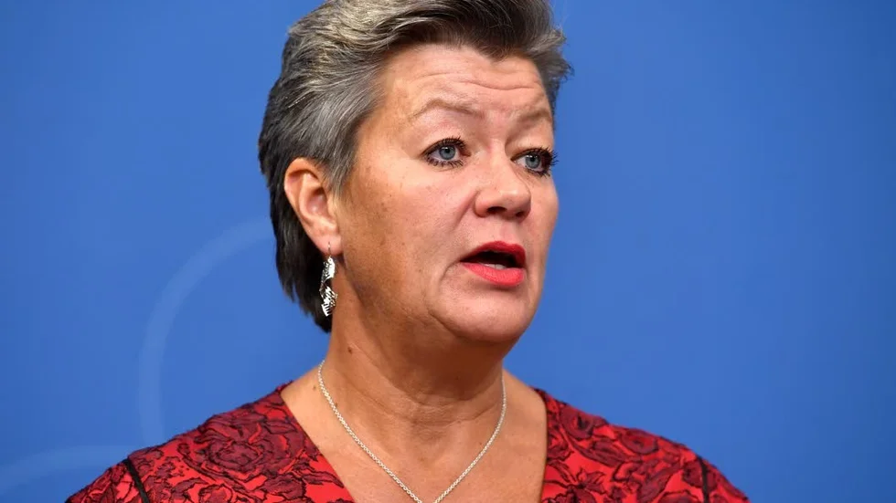 LÖNEBIDRAG. Arbetsmarknadsminister Ylva Johansson (S) och den rödgröna regeringen vill höja lönebidragstaket. Men det krävs fler insatser för att stödja personer med funktionshinder och andra som har det svårt på arbetsmarknaden.