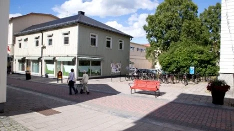 Här, på tomtytan på och bakom det så kallade PDOL-huset i Piteå, ska nya kulturhuset byggas, finansierat av kommanditbolaget Stadsvapnet.