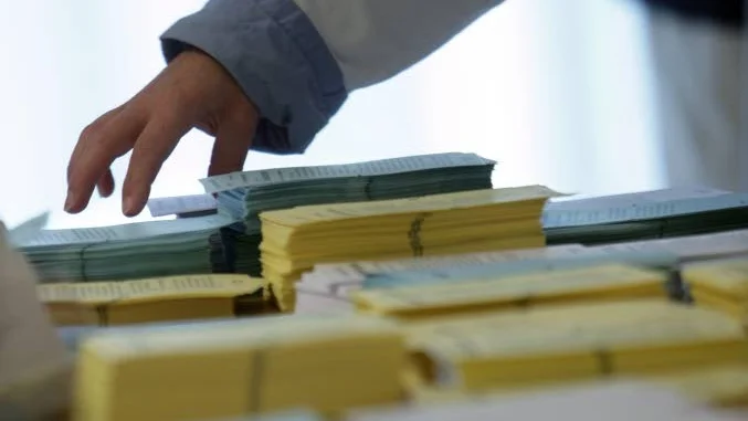 Klyftan mellan medborgarna och den politiska eliten har blivit större. Men ju närmare ett val vi kommer desto mer vill också politiken ta plats. Fortfarande är valdeltagandet högt.