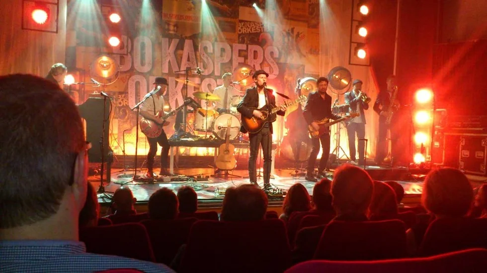 Under besöket i Lycksele fick medlemmarna lyssna till Bo Kaspers orkester. Under scenframträdande föll Bo Kasper Sundström så illa att han bröt benet.