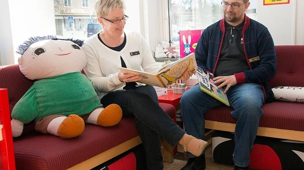 Bibliotekarierna Inger Mäkimaa och Erik Sieurin kommer att läsa sagor och ramsor för barnen och prata med papporna om vikten av goda manliga förebilder för barns läsning och språkutveckling.?FOTO: GÖRAN WESTERLUND