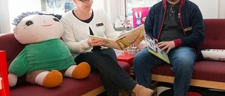 Biblioteket bjuder in pappor till sagostund