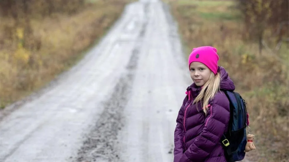 Nu slipper Rebecca Andersson, tio år, att gå till skolan i totalt mörker under vinterhalvåret. (Arkivbild)