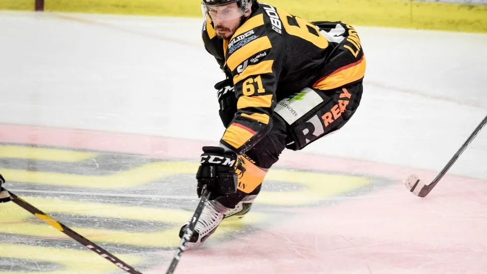 Fredrik Lindgren undersöks av läkare. (Arkivbild)