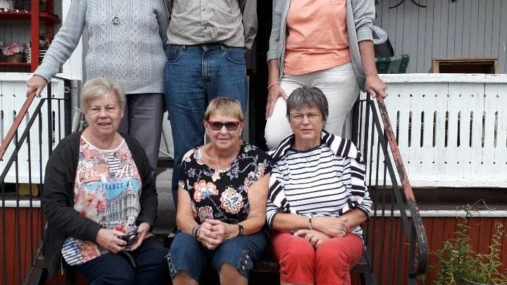 Jubileet av 40 års fin vänskap firades i Piteå. Från vänster längst upp ses Karin Ljungvall, Bengtsfors, Gunnar Sjöberg, Stockholm, och Karin Svensson, Varberg. Sittande Inger Fransson, Vetlanda, värdinnan Inga Holmqvist, Piteå, och Katarina Holmqvist, Täby.