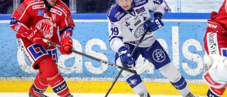 Supportrarna stöttar skadad Forsberg