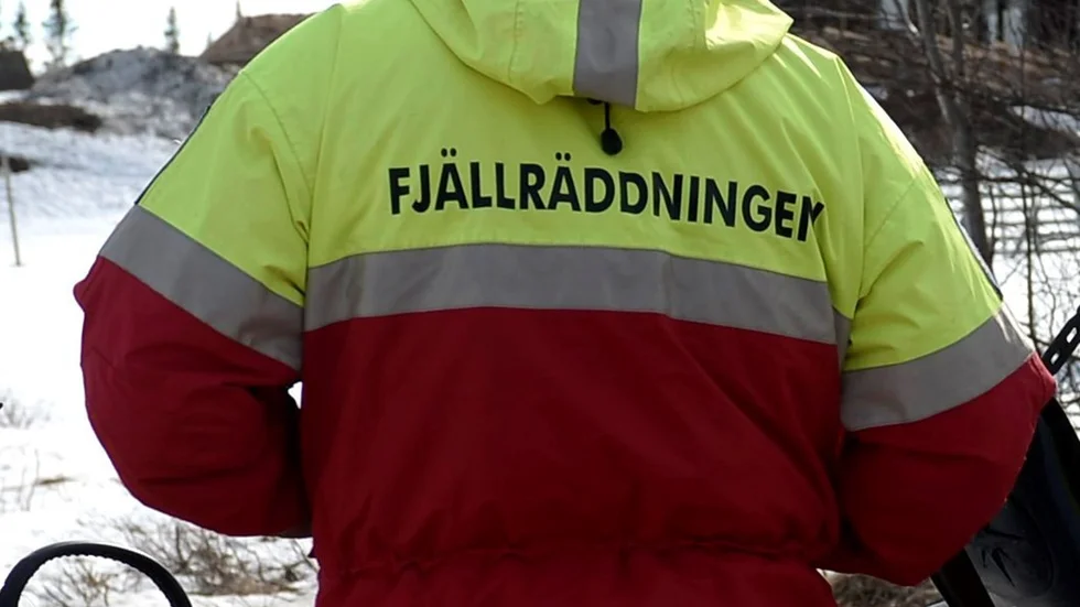 Den försvunne mannen har inte hörts av sedan 13.30-tiden på tisdagen. Det uppges vara 27 grader kallt i området och har fallit cirka 40 centimeter nysnö.