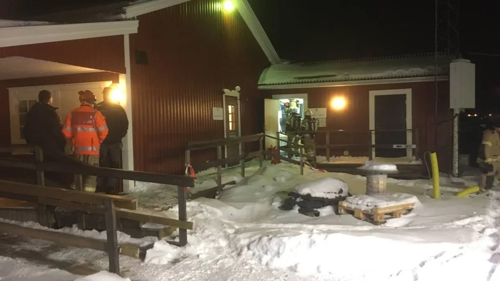 Ett elskåp började brinna i sekrteriatet på LF Arena strax före 20 i kväll när Infjärdens fotbollsherrar tränade. Branden släcktes av personer på plats, men räddningstjänsten säkerställde att det inte brann någon annanstans innan de lämnade arenan.