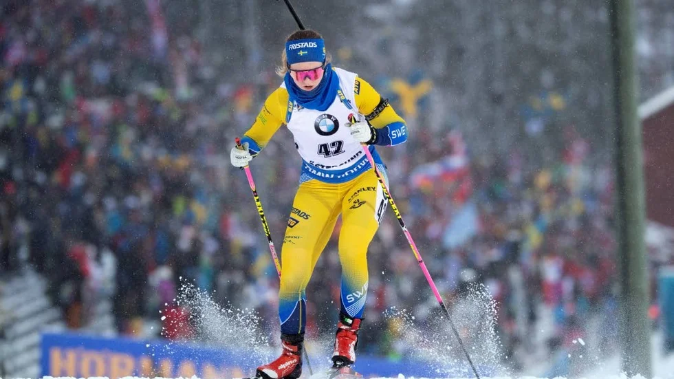 Mona Brorsson slutade femma i sprinten. Nu går hon ut just bakom Hanna Öberg i söndagens jaktstart.