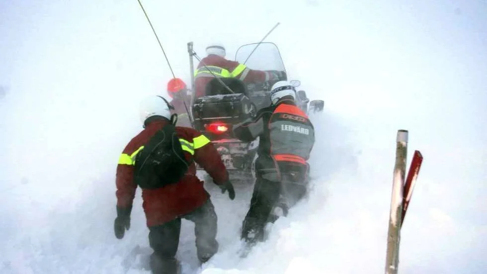 Fjällräddarna fastnade med skotrarna vilket gjorde att det tog sju timmar att nå den nödställde skidåkaren. (Bilden är från en annan räddningsinsats).