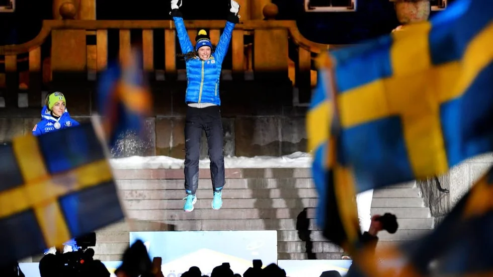 Hanna Öberg blev firad av ett fullsatt medalj plaza.