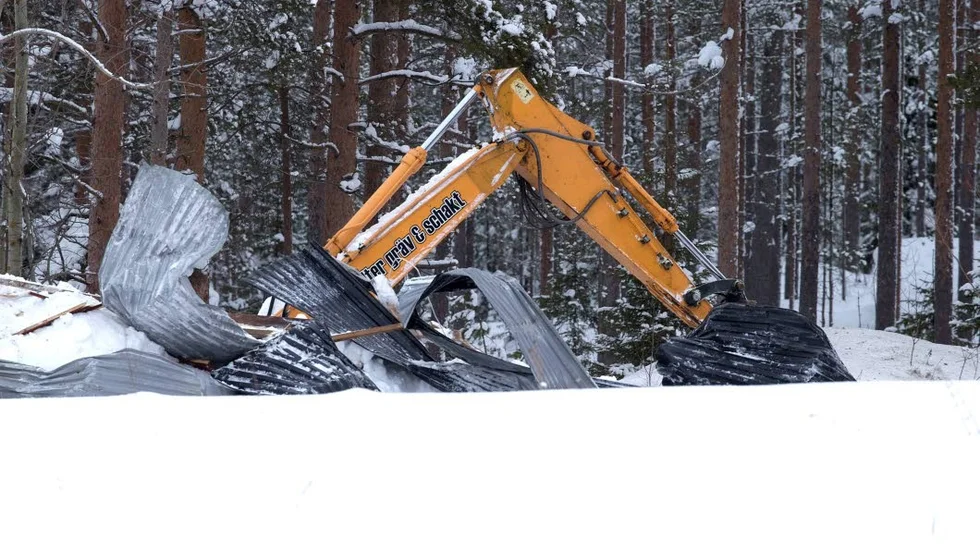 Tragedi. Det katastrofala raset upptäcktes av djurägaren vid 4-5-tiden på onsdagsmorgonen. Djurägaren satte igång räddningsarbetet med hjälp av grävmaskin och traktor. Under rasmassorna fanns ett 40-tal döda och skadade djur.