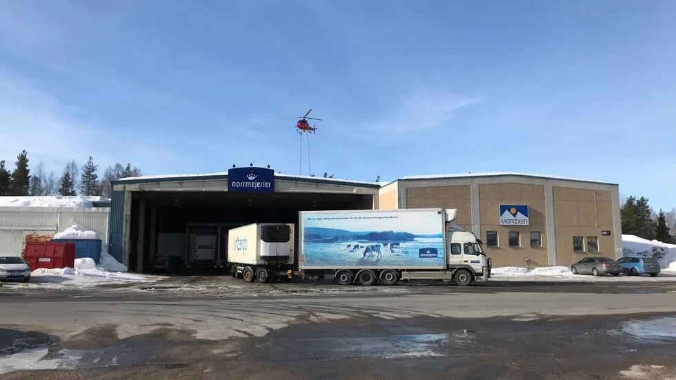 När en bärplåt lossnade från taket så valde NP3 fastigheter att skotta av Norrmerjeriers tak och intilliggande byggnader med helikopter.