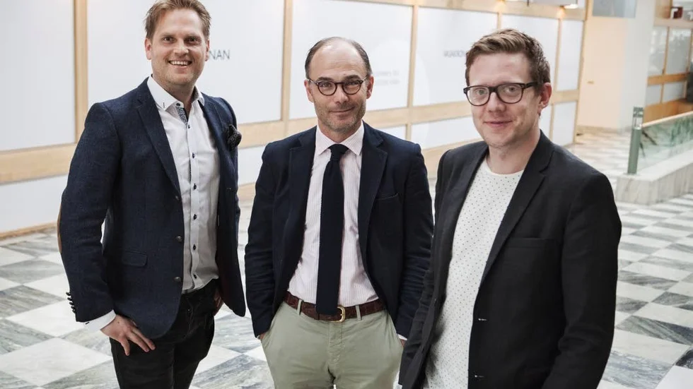Bonnier med senior adviser Jonas von Hedenberg (mitten) har gått in som delägare i Christian Albinssons (till vänster) och Niclas Wikströms digitala bolag Oh My där också Marcus Tiburzi och Universum är delägare.