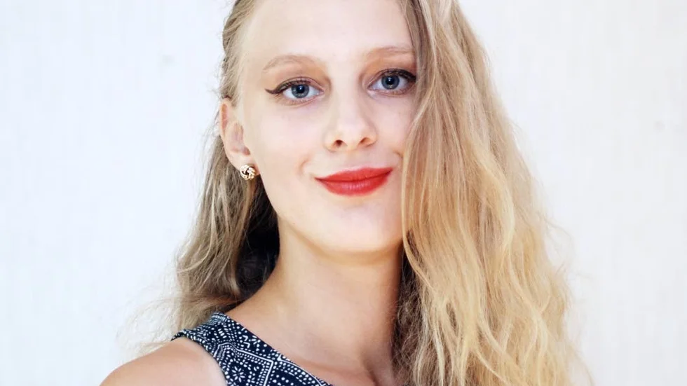 VILMA ALDERHEIM
 ... är en 18-åring med bestämda åsikter som parallellt med jobb och plugg just nu lyssnar på filmmusik på högsta volym och drömmer om att spendera ett halvår i Nordnorge eller åka containerfartyg till Nya Zeeland.