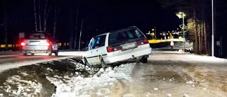 Påverkad förare med bilen i dike