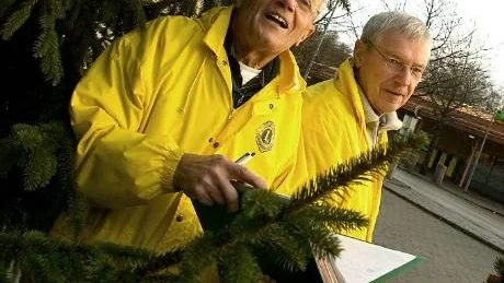 Olle Hansson och Erik Conradi från Lions Club i Åby, rustar för Lions Lusselördag vid Åby torg på lördag. Foto: Anita Kjellberg