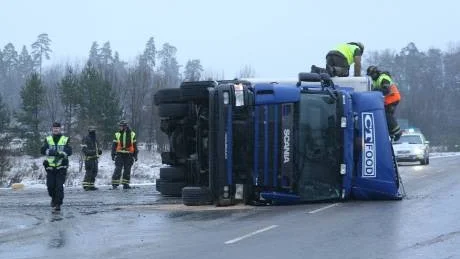 Strax före klockan nio välte en lastbil på gamla E4 i höjd med avfarten mot Kimstad. Föraren och en passagerare fördes till sjukhus för kontroll,Foto: Björn Persson/Wighsnews