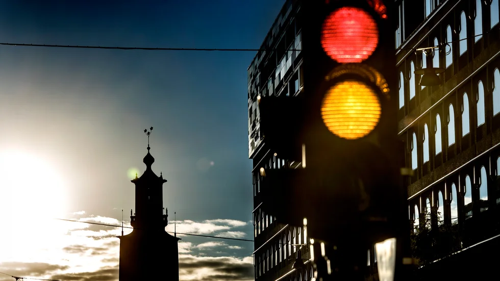 Det lyser rött i regionfullmäktige, men ännu inte grönt.