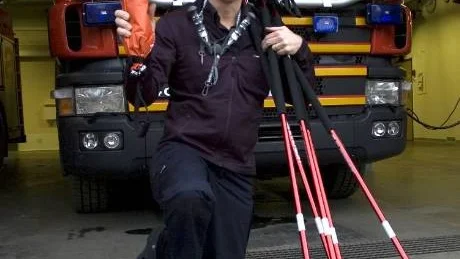 - Nu har vi laddat upp med isdubbar, ispikar och kastlinor, som vi hyr ut till de som inte har egen utrustning, säger gruppchefen Niklas Uneram hos Norrköpings Brandförsvar.                                                                                Foto: Janne Forsby