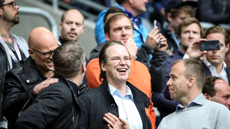 Borg började fela. Förre finansministern - här på fotbollsmatch i Stockholm - får kritik på dagens insändarsida.