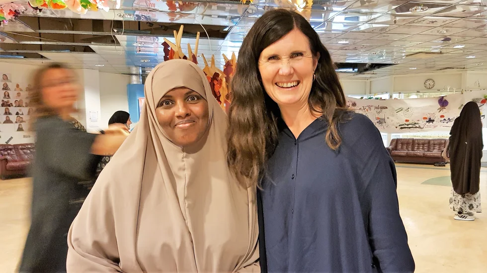 Saynab Muse och föreningen Världens mammor har träffat Miljöpartiets språkrör Märta Stenevi i Skäggetorp. Igen. I våras deltog Stenevi i projekt ”Prova mitt liv”, anordnat av föreningen. Att man ska rösta på söndag och därmed påverka sin egen framtid, var ett givet samtalsämne den här gången.