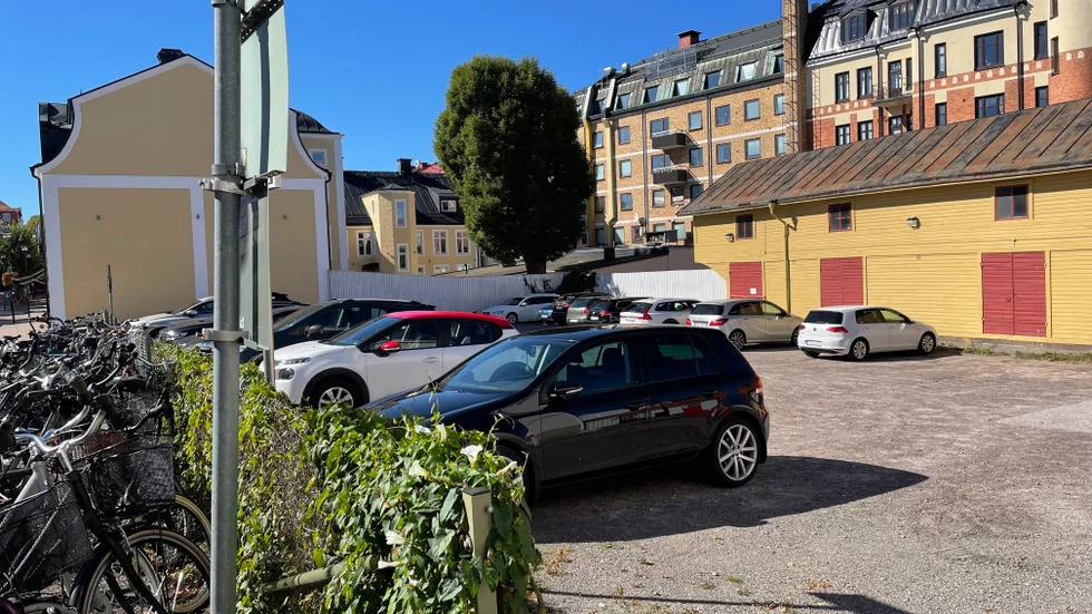 För fem-sex år sedan lät Fogelvik Estate en arkitekt rita upp ett förslag på en byggnad för bostäder och butiks- och kontorslokaler som skulle kunna byggas här.