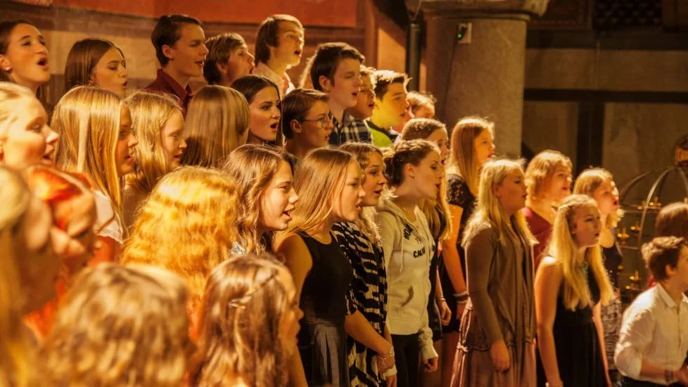 Från Nacka. Här ses ungdomarna från Nacka musikklasser, som ger en körkonsert i Hällestads kyrka på söndag.