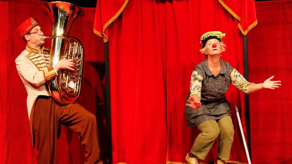 Varietétajm. "Kom och se: Esters varieté" bjuder på ett sceniskt möte mellan en tubaist och en clown (Gunnar Nordanskog och Åsa Forsberg). Familjeföreställningen har premiär i morgon, söndag, på Teater Bråddgatan 34. 
Foto: Sara Segraeus