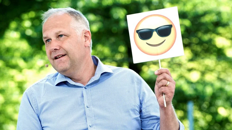 GLAD OCH NÖJD? Jonas Sjöstedt, (V), verkade glad och nöjd. Men under ytan finns problemen kvar.
