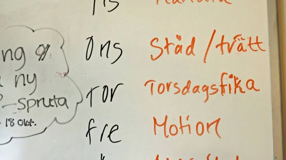 Rutiner. Struktur och rutiner är viktigt. På anslagstavlan i köket syns hela veckoschemat som alltid är likadant.