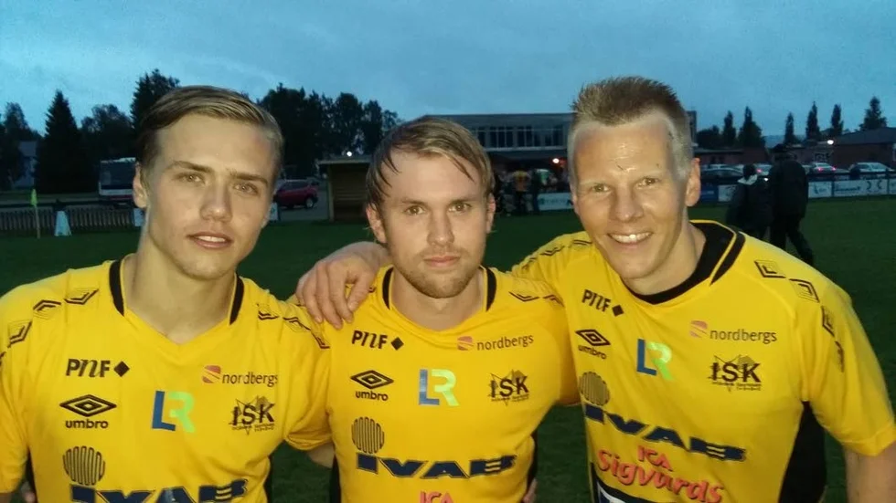 MÅLSKYTTAR. Infjärdens målskyttar mot Alvik. Från vänster: Jens Marklund (två mål), Fredrik Setterberg och Henrik Larsson (som ringdes in några timmar före avspark och gjorde ett drömmål).