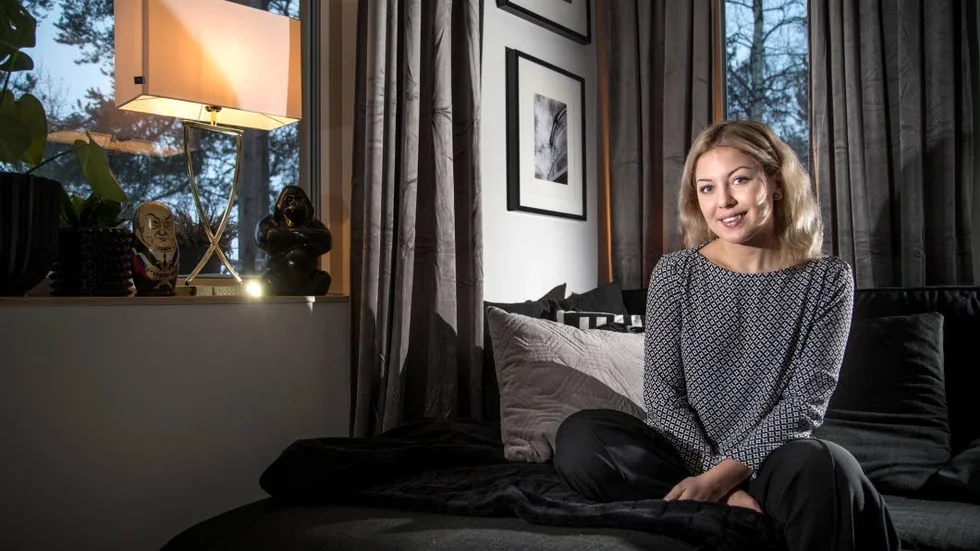 Lucia. Nora Christoffersson har många järn i elden, men ingen hobby. När hon tar det lugnt gillar hon att kolla på serier i tv-soffan.