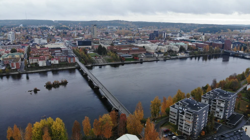 Skellefteå från luften 4 oktober 2022, Parkbron och utsikt mot norr.