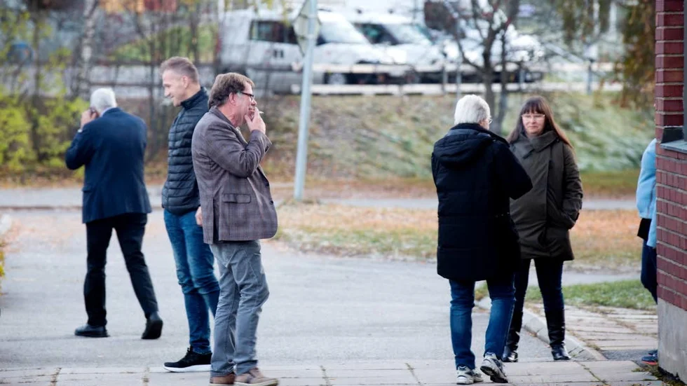 Flera förtroendevalda röker under kommunfullmäktiges fikaraster. Trots att det strider mot kommunstyrelsens beslut om rökfri arbetstid.